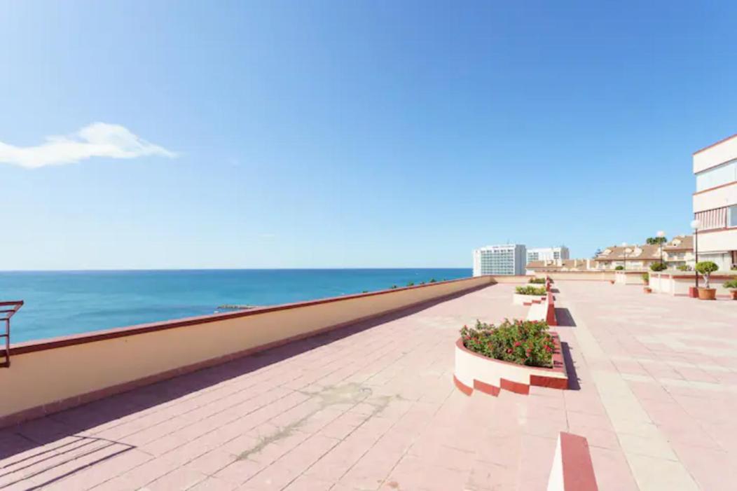Chic Beachfront Flat With Amazing Sea Views And Private Indoor Parking ベナルマデナ エクステリア 写真