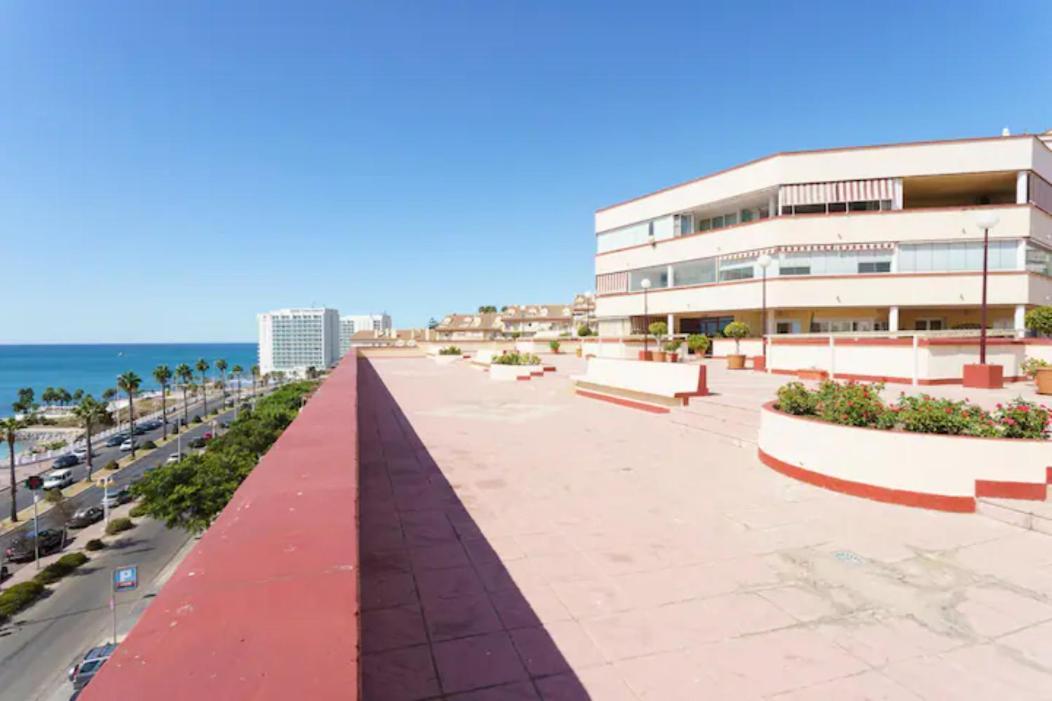 Chic Beachfront Flat With Amazing Sea Views And Private Indoor Parking ベナルマデナ エクステリア 写真